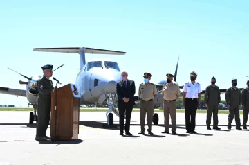 Taiana presentó avión adquirido en EEUU, en medio de los chispazos