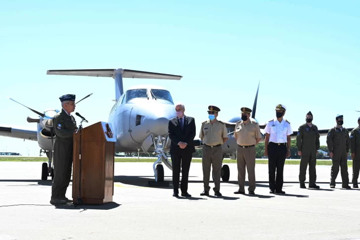 Taiana presentó avión adquirido en EEUU, en medio de los chispazos
