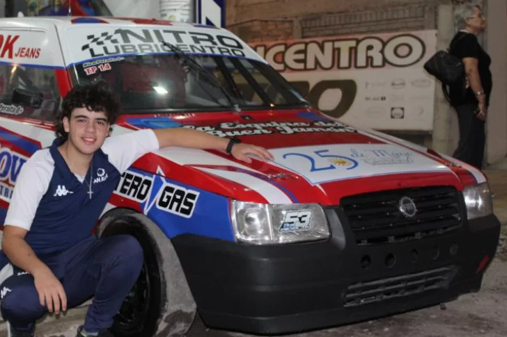 Nicolás Peralta presentó su auto en sociedad
