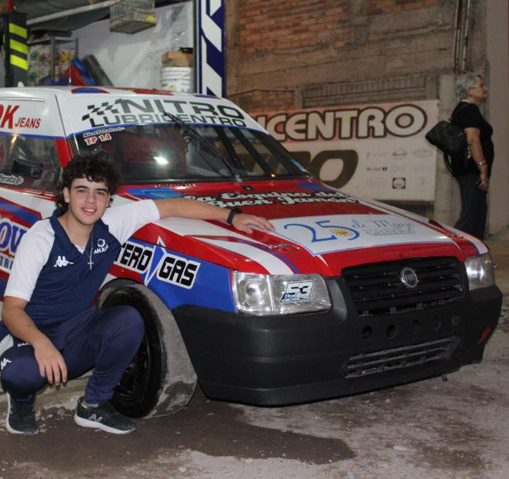Nicolás Peralta presentó su auto en sociedad