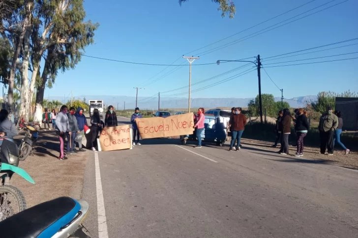 Papás reclaman que sus hijos están sin clases y piden que pongan módulos