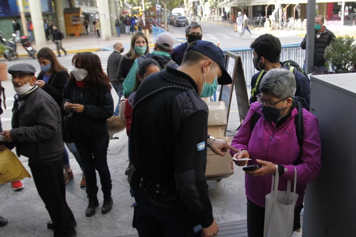 Venta de ropa, calzado y librerías, los más rebeldes con los horarios