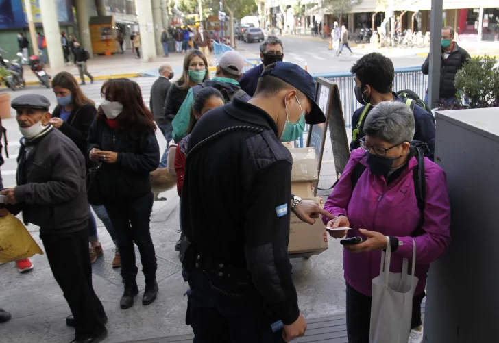 Venta de ropa, calzado y librerías, los más rebeldes con los horarios