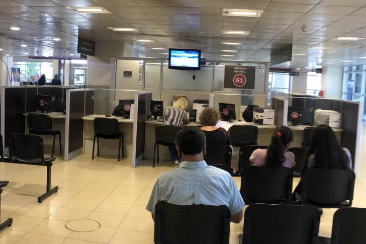 Fue a hacer una rectificación vehicular al Centro Cívico, se enojó y rompió un vidrio