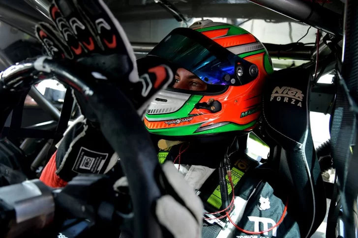 Martínez tuvo un sábado difícil y larga desde atrás