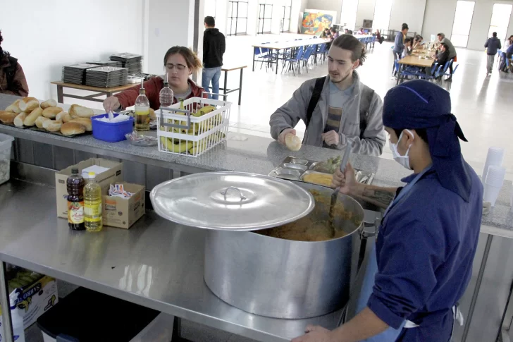 El comedor donde unos 200 alumnos almuerzan todos los días por sólo $10