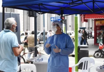 Covid: casos bajan 26% y las muertes suben 77% Covid: casos bajan 26% y las muertes suben 77%