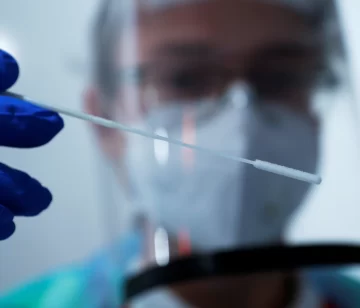 No hay que esperar 3 días con síntomas para recién hisoparse No hay que esperar 3 días con síntomas para recién hisoparse