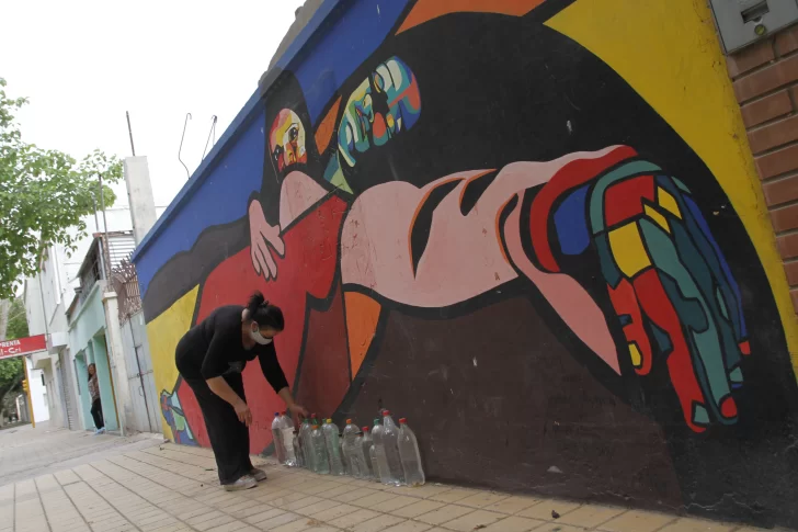 Por el Covid-19 un mural de la Difunta Correa se convirtió en un oratorio citadino