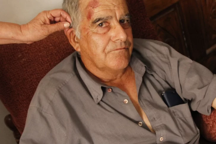 Lo tumban de un golpe, le roban $50.000 y el supuesto atacante termina acuchillado