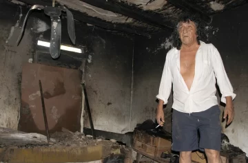 Incendian la casa de un albañil y se salva por poco un discapacitado, ¿venganza? Incendian la casa de un albañil y se salva por poco un discapacitado, ¿venganza?