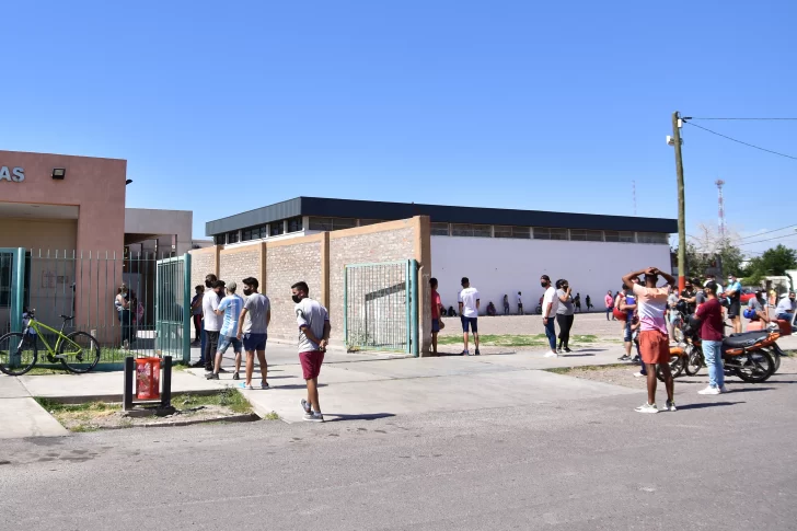 La gente teme menos al covid, pero el 77% dijo que redujo las salidas