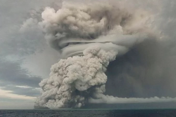 Tsunami y huidas en Tonga por la masiva erupción de un volcán