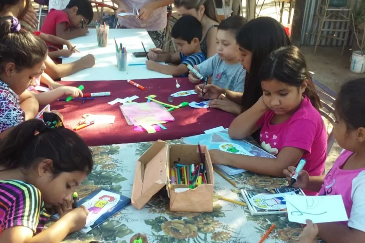 Dan apoyo gratis a los alumnos en los merenderos