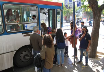 A pesar de las restricciones, los colectivos continúan viajando saturados de pasajeros A pesar de las restricciones, los colectivos continúan viajando saturados de pasajeros