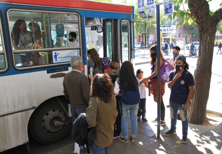 A pesar de las restricciones, los colectivos continúan viajando saturados de pasajeros A pesar de las restricciones, los colectivos continúan viajando saturados de pasajeros