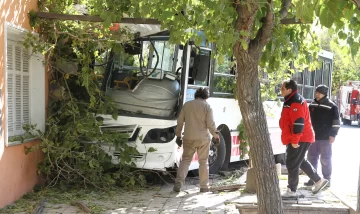 Capital: gran susto y 9 heridos por un micro que se estrelló contra una casa Capital: gran susto y 9 heridos por un micro que se estrelló contra una casa