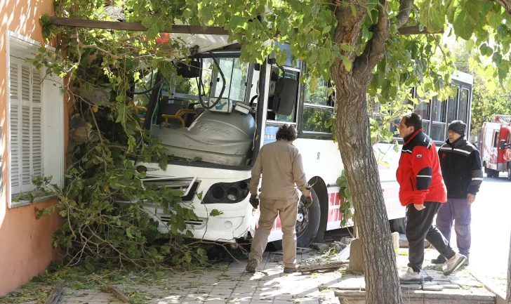 Capital: gran susto y 9 heridos por un micro que se estrelló contra una casa Capital: gran susto y 9 heridos por un micro que se estrelló contra una casa