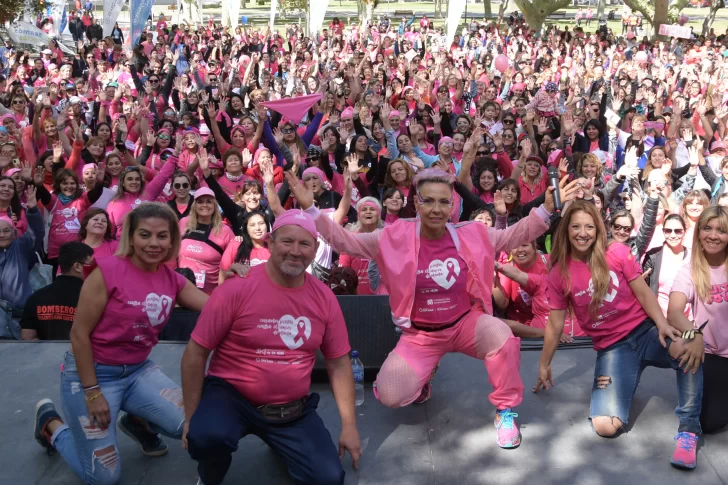 Corrieron en familia para homenajear a las mujeres que murieron por cáncer de mama