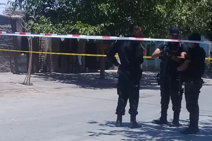 Accidentalmente se disparó con el arma de su novio policía y murió