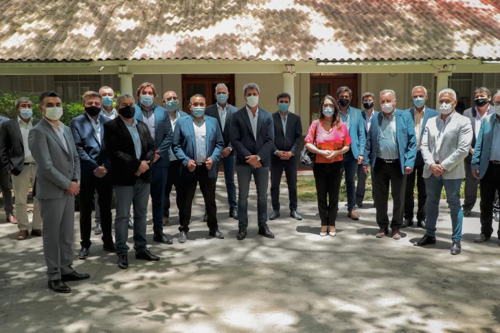 Uñac reunió a los 19 intendentes y habló de tres ejes: balance, vacunas y economía