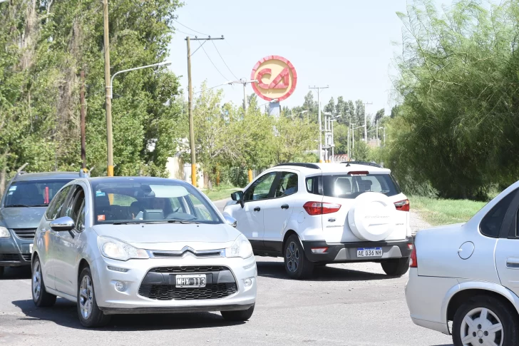 Inconsciencia y peligro por automovilistas a contramano en un lateral del Acceso Este