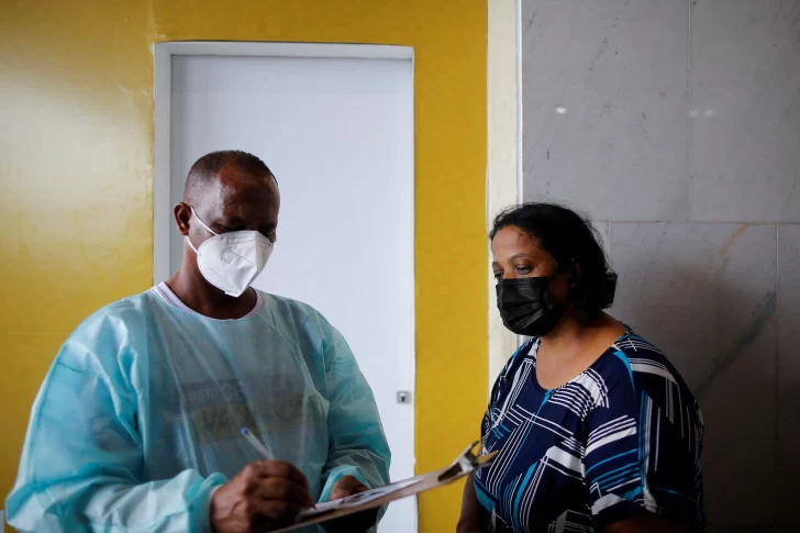 Variante Ómicron: detectan nuevos síntomas en dedos y leche materna