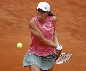 Swiatek ganó por paliza