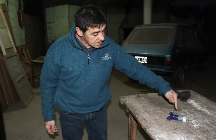 Entran 4 ladrones armados a la casa de un carpintero y un vecino acaba ensangrentado