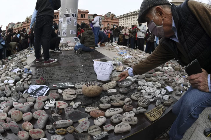 Bronca y lágrimas frente a Olivos en el homenaje a los muertos por covid
