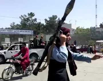 Pánico en Kabul, mientras un talibán asegura un “gobierno islámico inclusivo” Pánico en Kabul, mientras un talibán asegura un “gobierno islámico inclusivo”