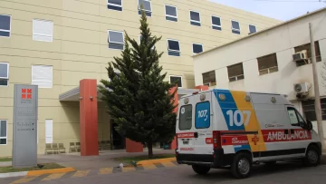 Dos motociclistas graves al impactar contra una camioneta en Chimbas