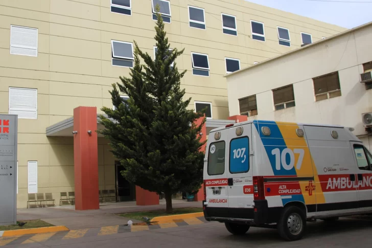 Dos motociclistas graves al impactar contra una camioneta en Chimbas