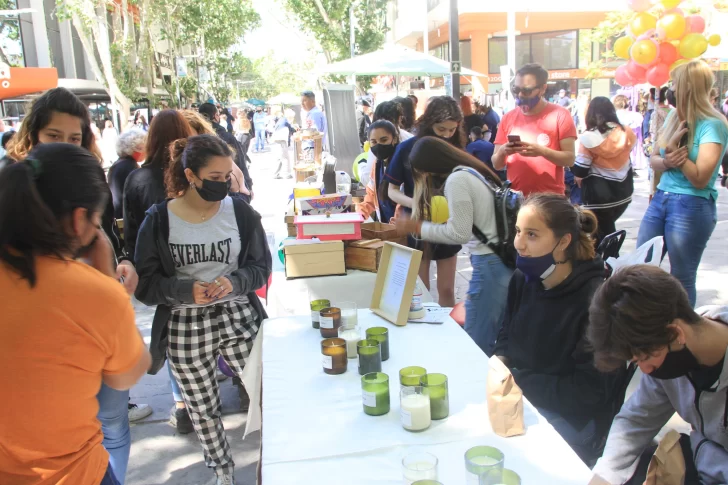 En la peatonal y hasta con disfraces, chicos de 74 escuelas se volvieron comerciantes