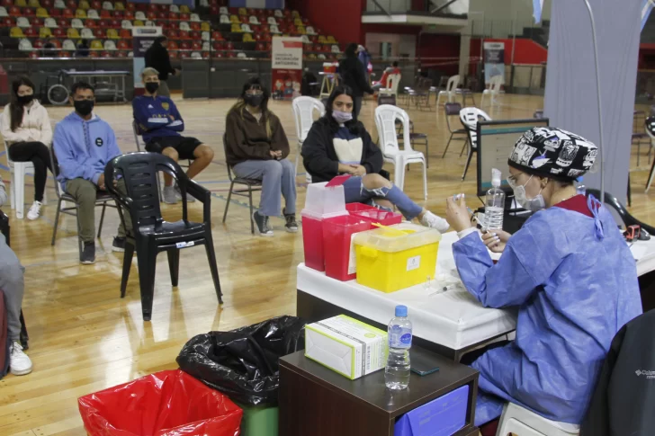 Vacunas: alcanzan al 70% de la población y llegan al umbral en la inmunidad de rebaño