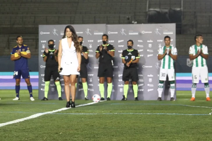 Luces, himno y un homenaje especial