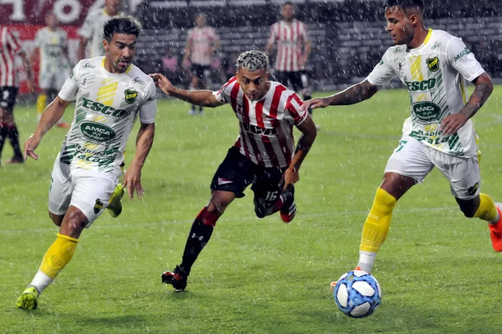 Estudiantes tropezó en su cancha con Defensa