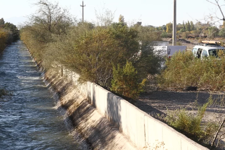 Misterio por el hallazgo de un cadáver en un canal: ¿accidente, suicidio o crimen?