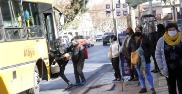 Por la restricción en los micros, la gente peregrina para conseguir un asiento