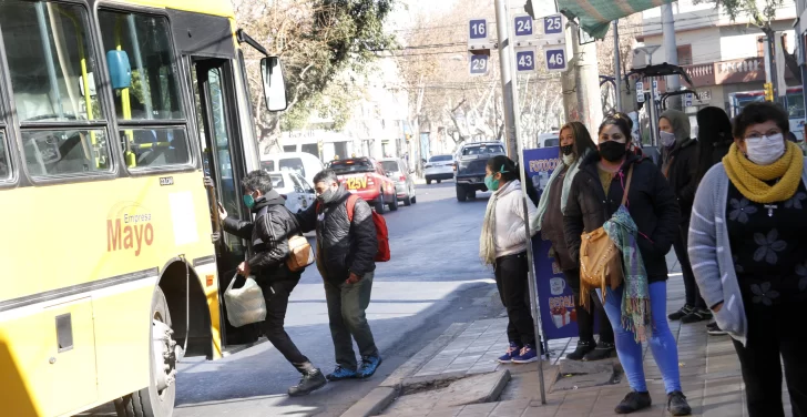 Por la restricción en los micros, la gente peregrina para conseguir un asiento