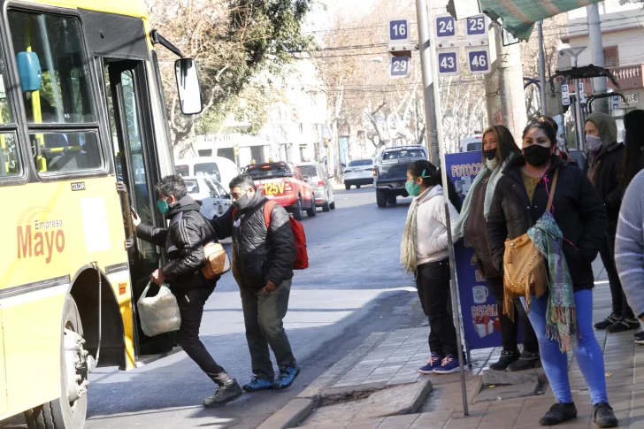 Por la restricción en los micros, la gente peregrina para conseguir un asiento