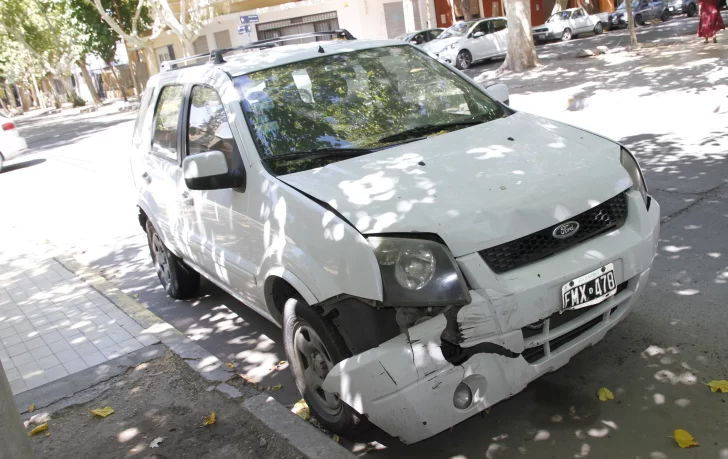 Chocó, fugó, abandonó el auto y hace 10 días que está tirado en el centro Chocó, fugó, abandonó el auto y hace 10 días que está tirado en el centro