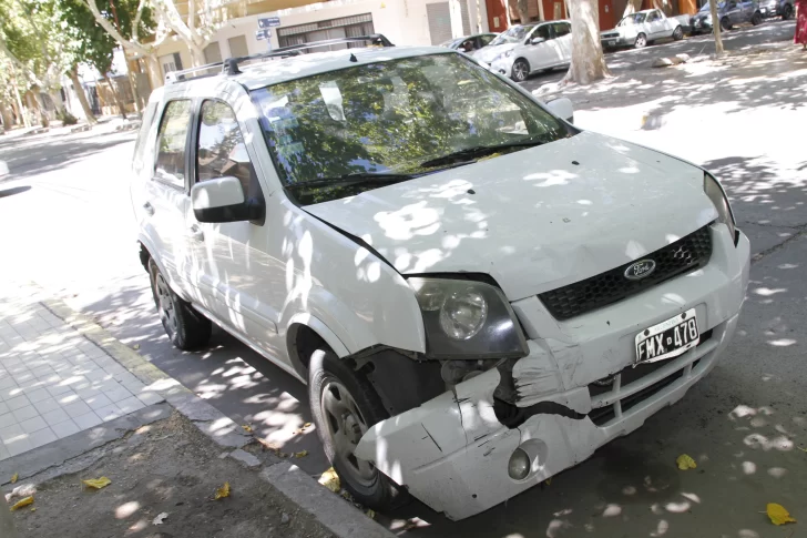 Chocó, fugó, abandonó el auto y hace 10 días que está tirado en el centro