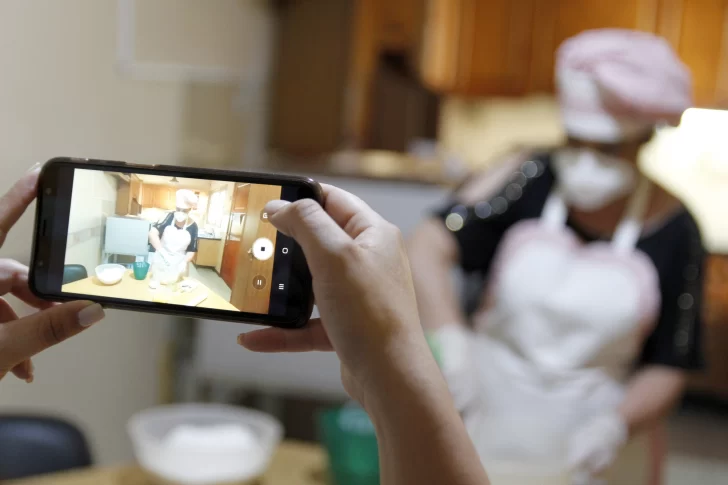 Juegos interactivos o clases de cocina online para poder entretener a los abuelos