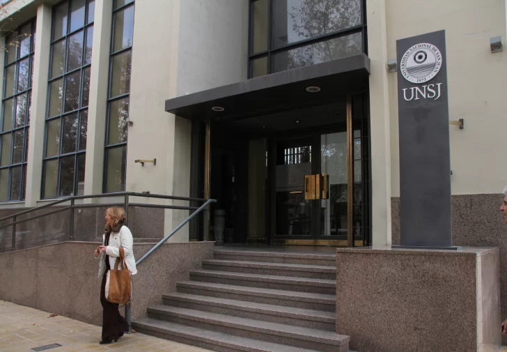 La UNSJ adelanta la educación a distancia La UNSJ adelanta la educación a distancia