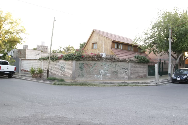 Le quiebran un brazo y le parten 2 dientes, para robarle el celular y estudios médicos