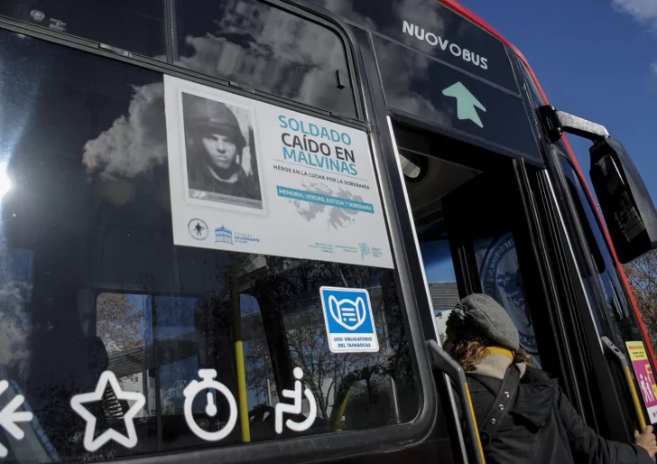 Un homenaje en los colectivos platenses para excombatientes