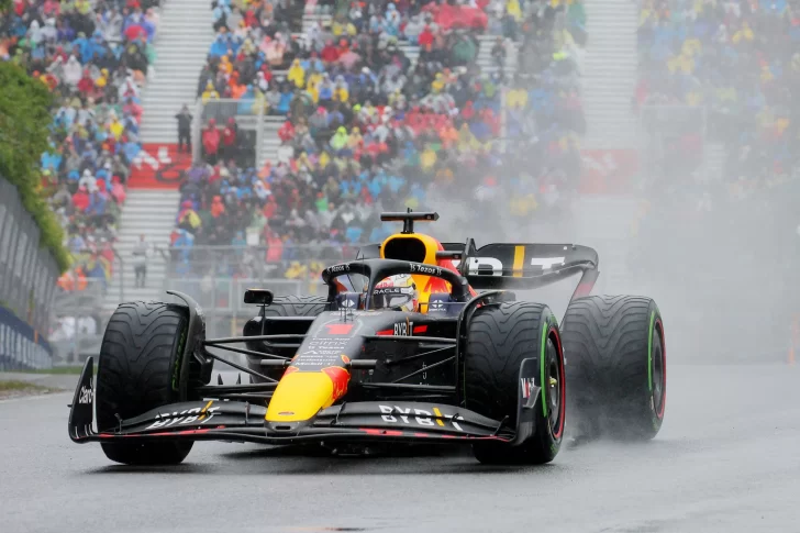 Verstappen dominó bajo la lluvia