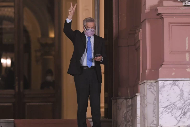 A Felipe Solá le pidieron la renuncia en viaje hacia la Cumbre de la Celac