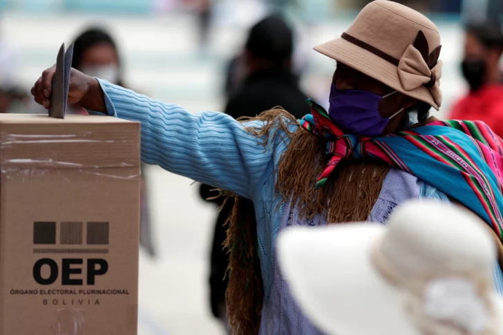 Bolivia cerró sus comicios y arranca un largo escrutinio